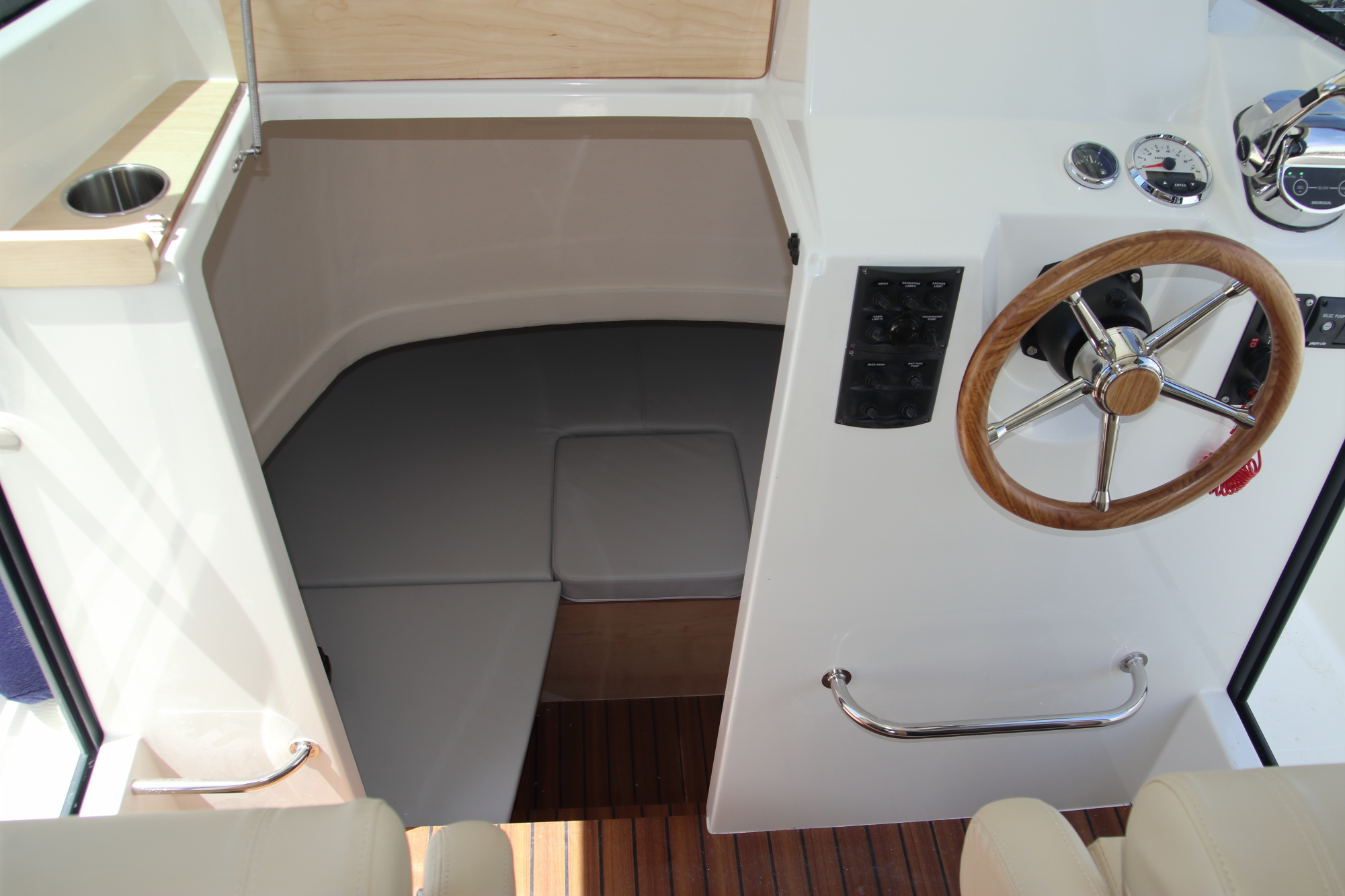 OSTREA 800 HB - Grande timonerie 4 places assise et 2 couchettes d appoint